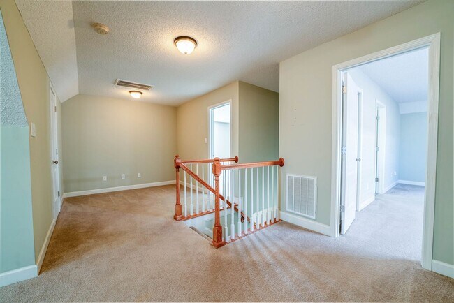 Building Photo - West Hills House 3BR/ 2.5BA, 2 Car garage, primary bedroom on main level