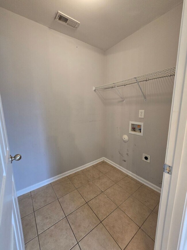 Building Photo - New Listing!!
