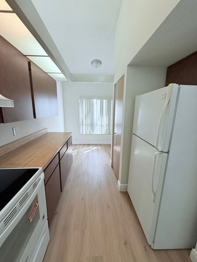 Building Photo - LOW MOVE-IN COST! Newly Listed 2-Bed/2-Bath Condo for Rent in Sarasota, FL!! Avail. Now!