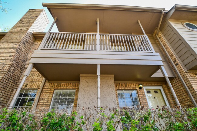 Building Photo - 10615 Briar Forest Dr