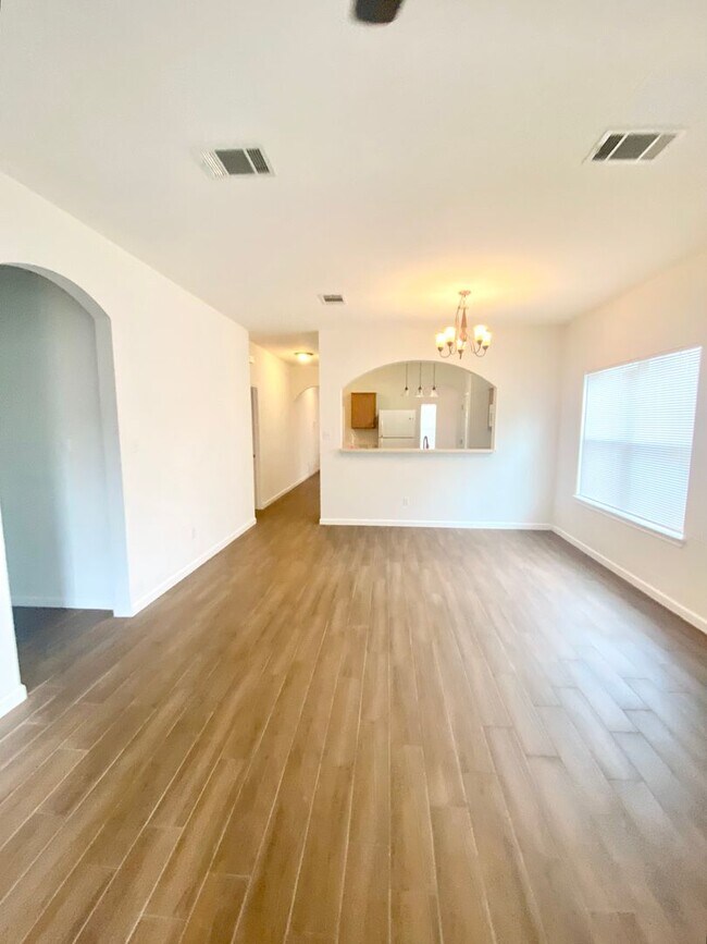 Building Photo - 804 N Creek Blvd