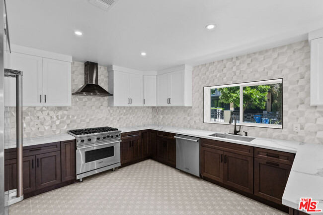 Building Photo - 1527 N Beverly Dr