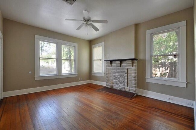 Building Photo - Upgraded and ready 5 bed 2 bath home next door to the 3 bed 2 bath home