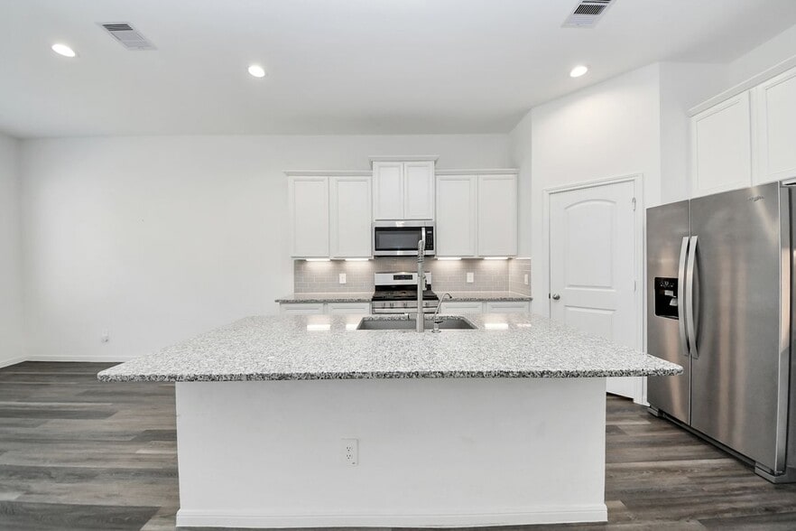 Building Photo - 501 Newcomb Holw Dr