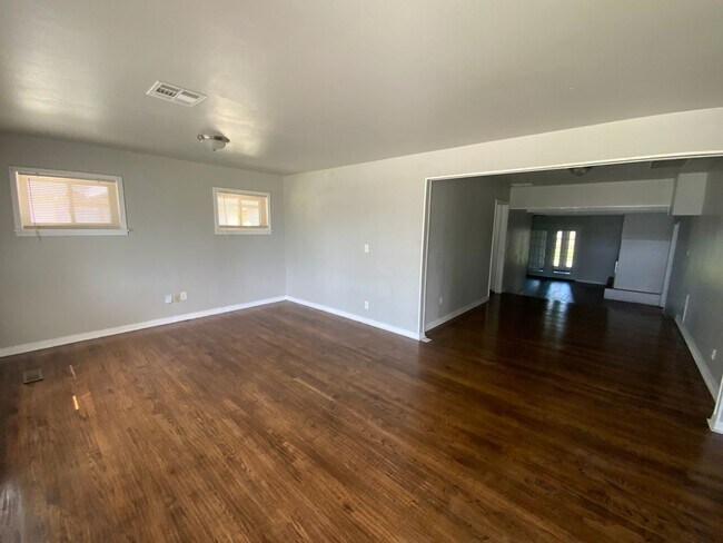 Building Photo - 3 bedroom 2 bath with bonus rooms - Bethany Schools!