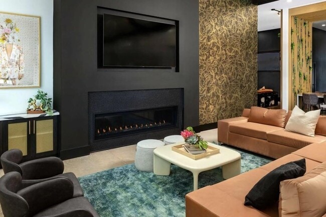 Building Photo - 5617 Oak St