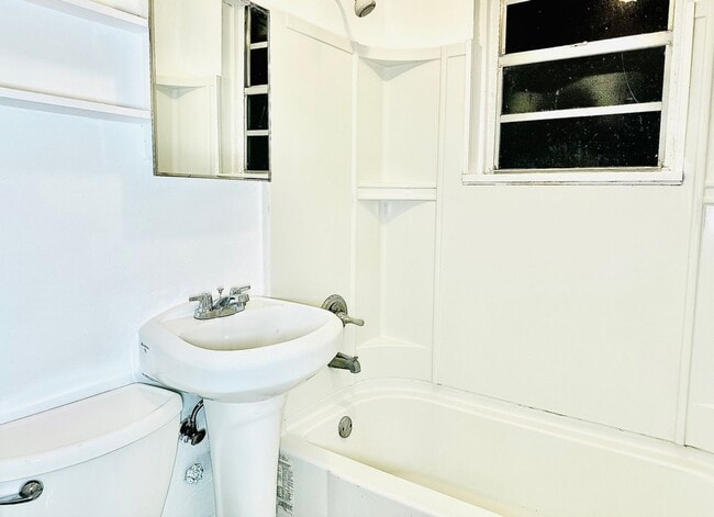 Building Photo - Renovated Art Deco Beauty!