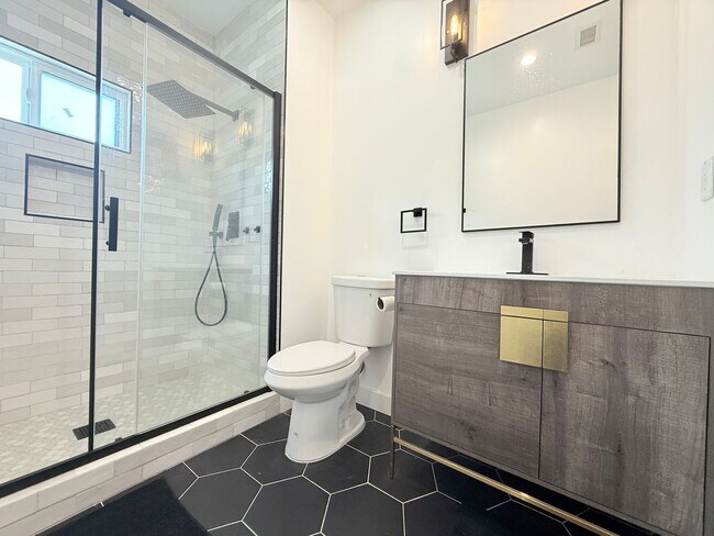 Building Photo - Beautifully Renovated 3-Bedroom Home in We...