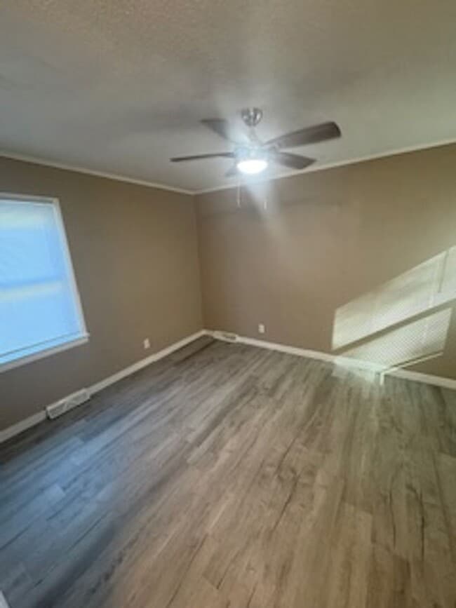 Building Photo - 3 Bedroom / 2 Bathroom House in Peoria, IL