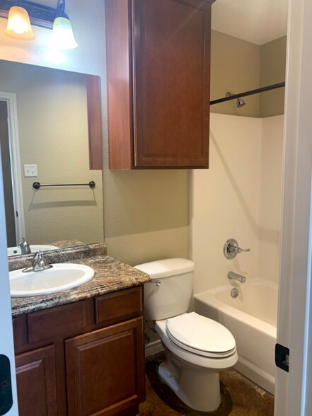 Building Photo - 5209 Graceland Dr