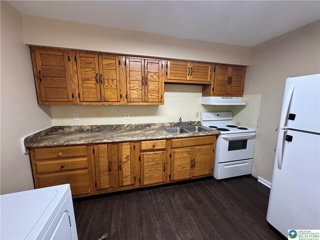 Building Photo - 1538 E 8th St