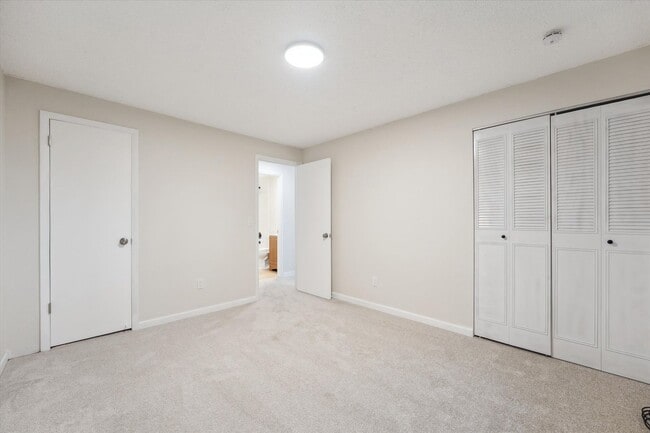 Building Photo - Adorable and Spacious Golden Townhome