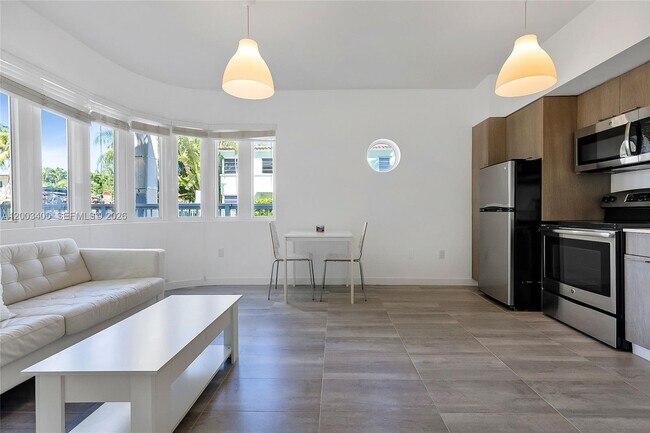 Building Photo - 557 Michigan Ave