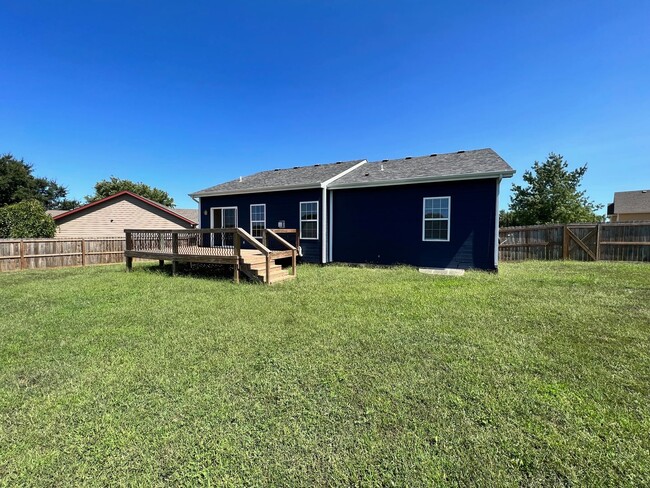 Building Photo - Available Now – Spacious 4 Bedroom / 3 Bat...