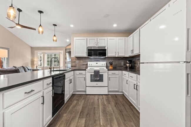 Building Photo - 3377 Sunburst Ct