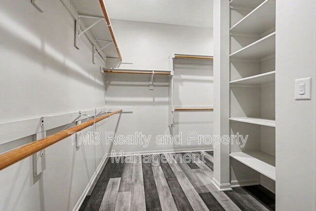 Building Photo - 5605 NE Coral Dr
