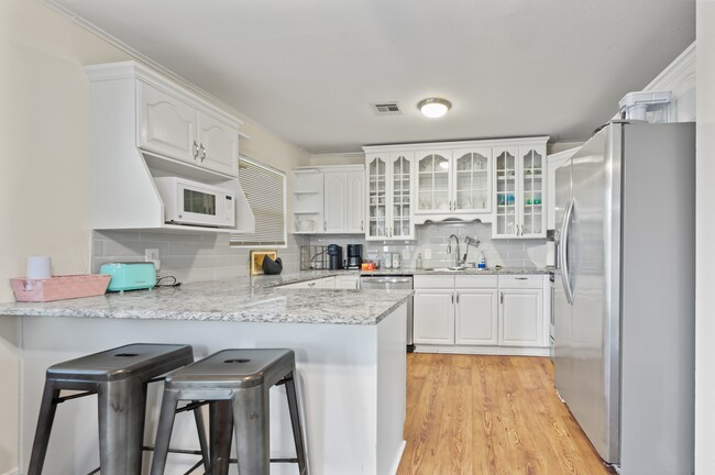 Building Photo - 139 E 49th St
