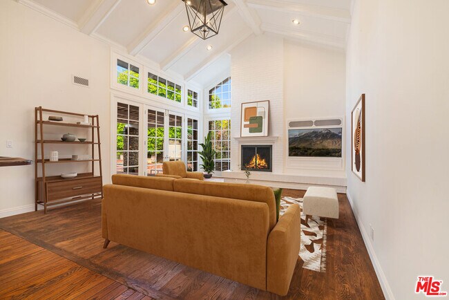Building Photo - 548 Alma Real Dr