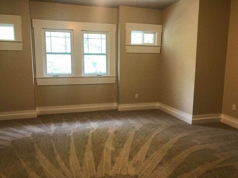 Building Photo - 635 NE Opal St