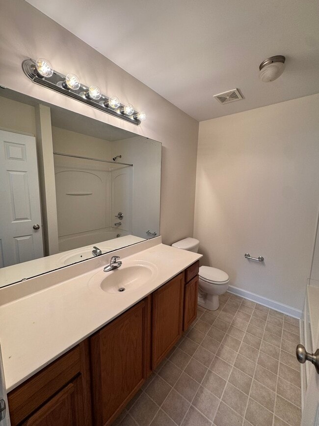 Building Photo - HUGE 3 Bed 3.5 Bath 3 Story Town Home, AVA...