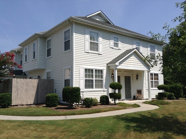 Building Photo - The Villas at Bellamy