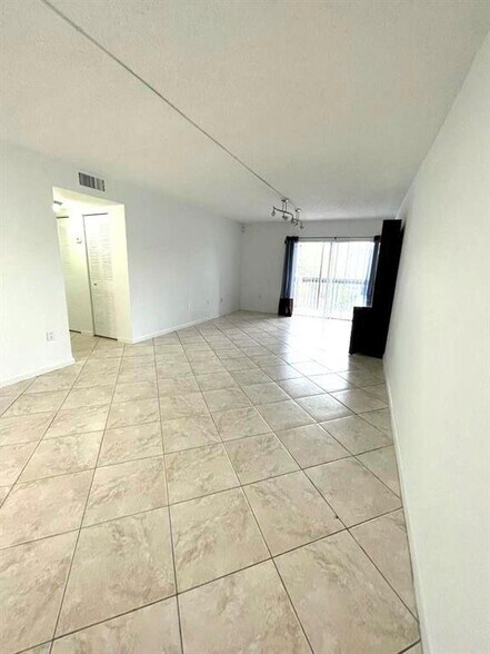 Building Photo - 711 N Pine Island Rd