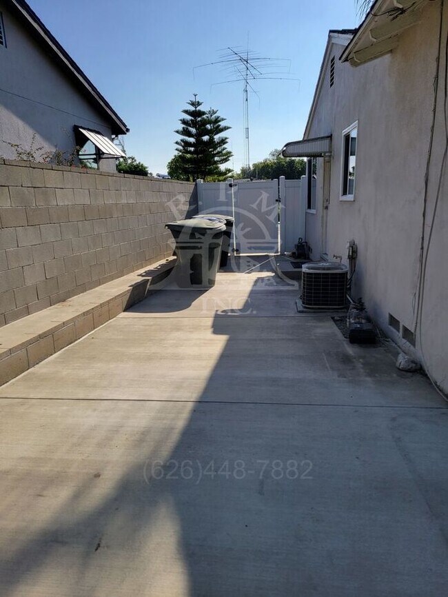 Building Photo - Charming 3 Bedroom Home Available in Oakmo...