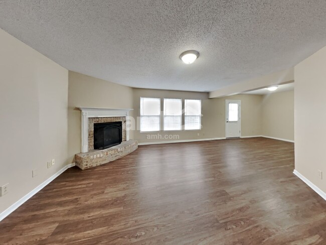 Building Photo - 10935 Parker Dr