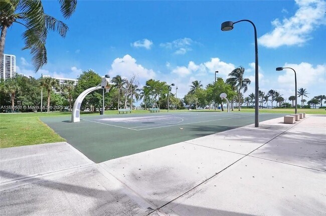 Building Photo - 2000 N Bayshore Dr