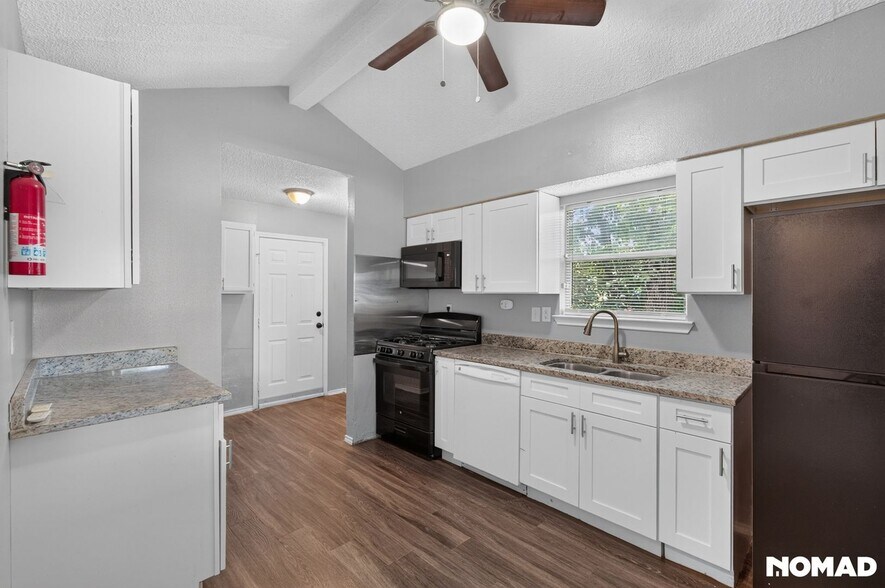 Building Photo - 2206 Colima St