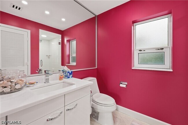 Building Photo - 8665 Bay Colony Dr