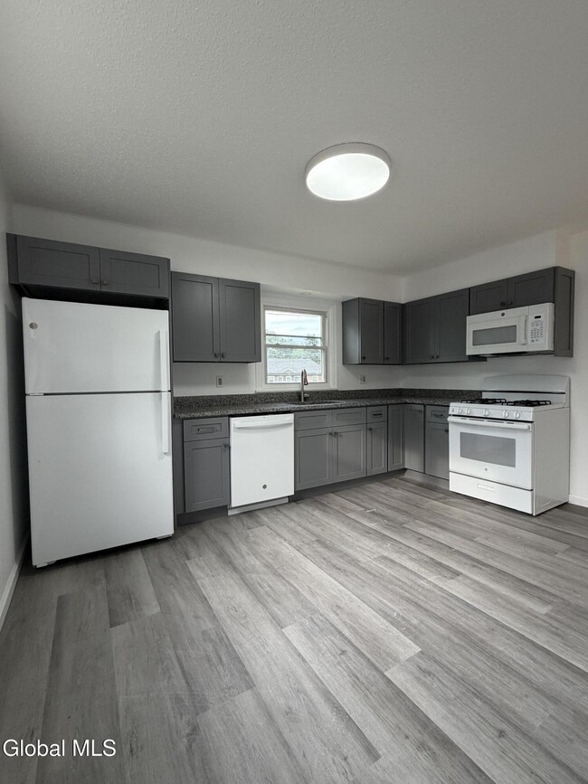 Building Photo - 5 Saybrook Dr