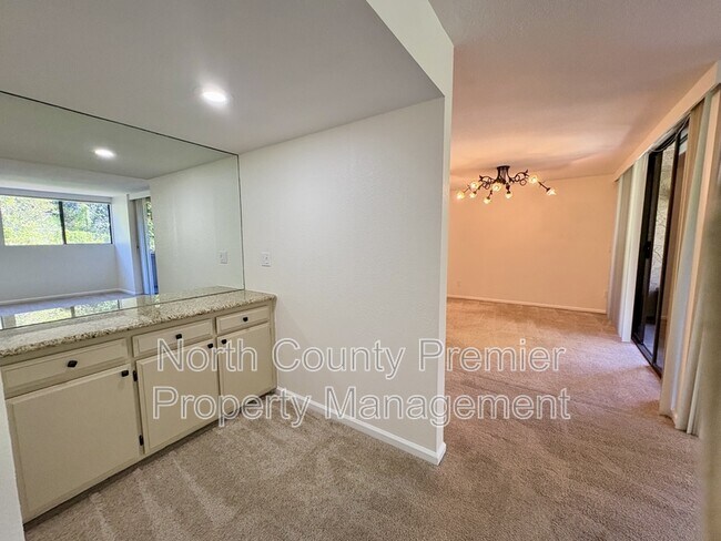 Building Photo - 2420 Torrey Pines Rd