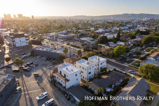 Building Photo - 6082 W 18th St Los Angeles, CA 90035