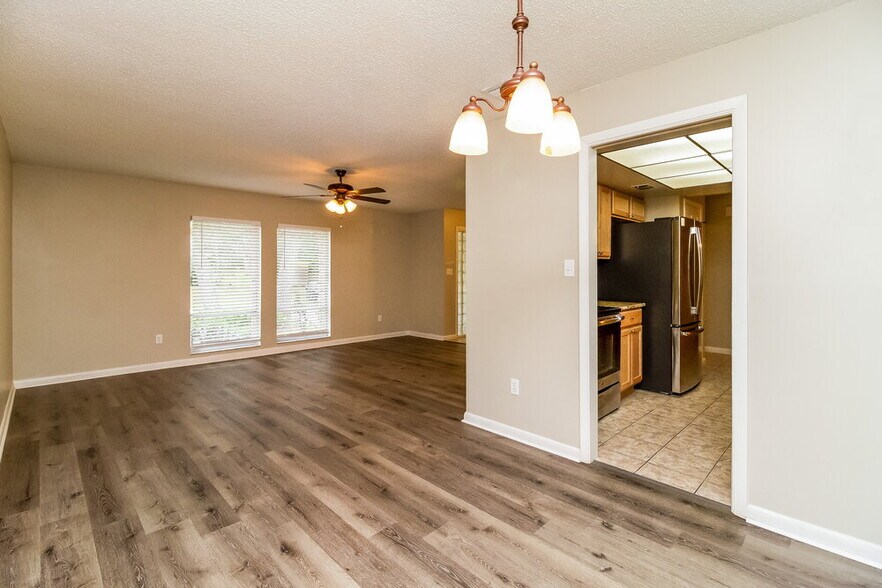 Building Photo - 2701 Kinnon Dr