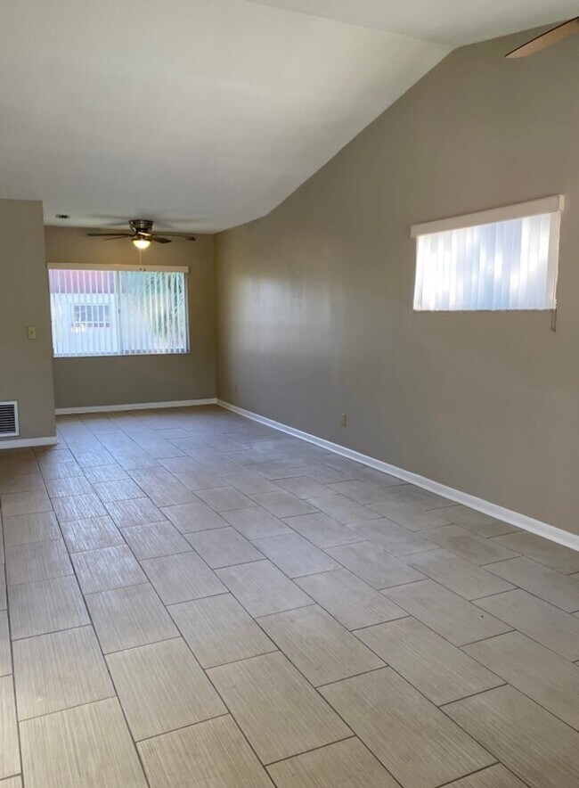 Building Photo - Upgraded 1 Bedroom Top Floor Unit in Winte...