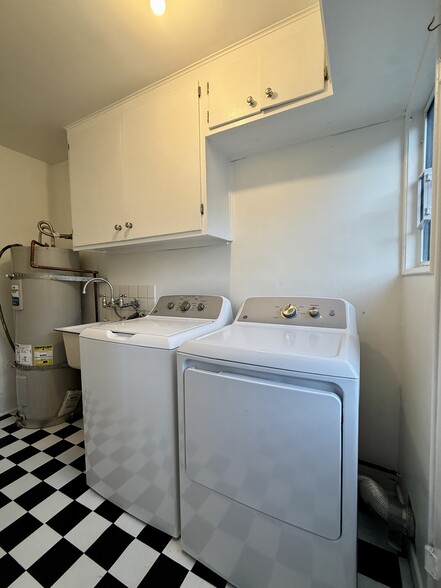 Building Photo - 5560 Village Grn