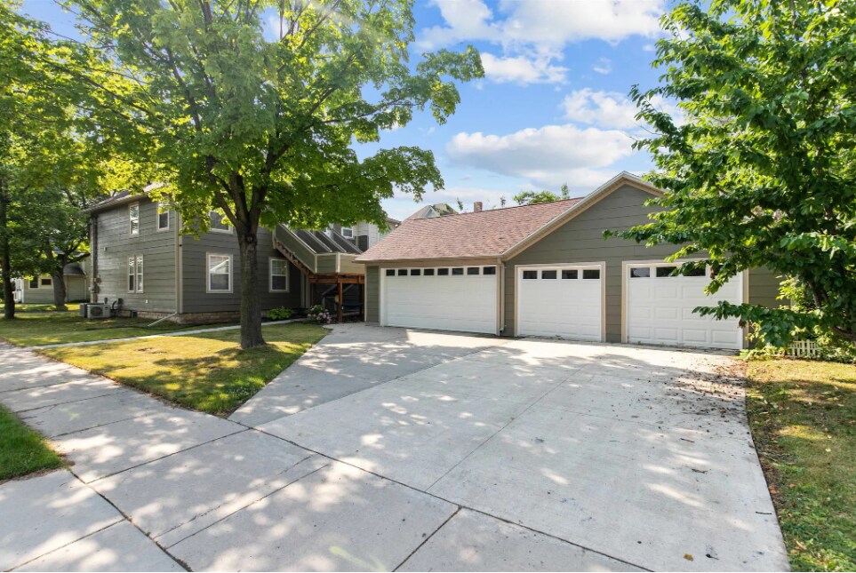 Garage - 603 S Locust St