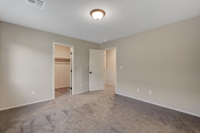 Building Photo - Don't miss this Top Notch 4 Bedroom, Beaut...