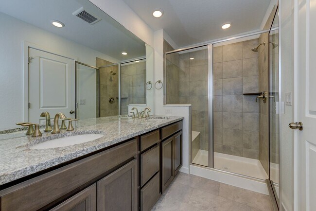 Building Photo - Beautiful 4 bed, 3 bath Townhome with 2 car garage ready for move in!