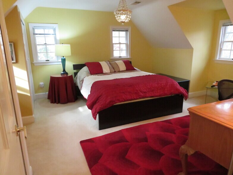 Building Photo - 1044 26th St S