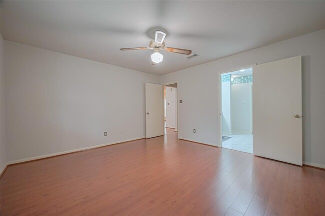 Building Photo - 6607 Bayou Crest Dr