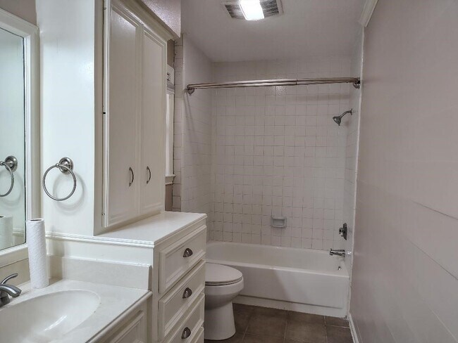 Building Photo - 2823 Whitman Dr