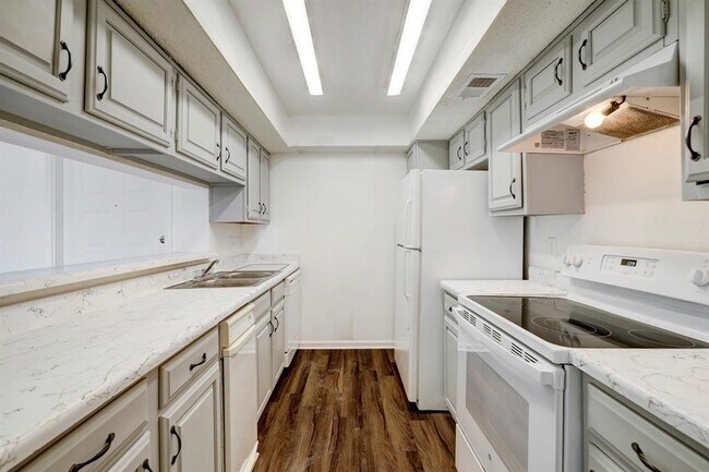 Building Photo - 2830 S Bartell Dr