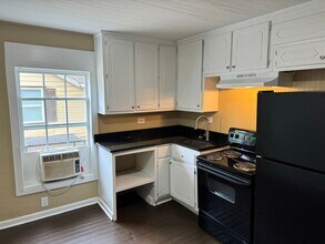 Building Photo - 2 Bed 1 Bath House