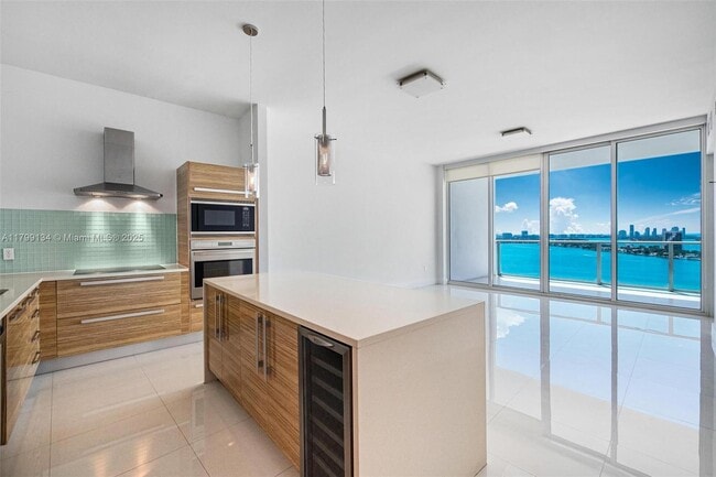 Building Photo - 2020 N Bayshore Dr