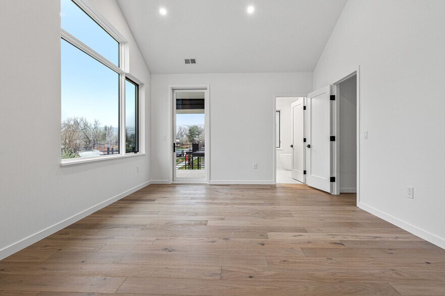 Building Photo - 2155 Vine Ave