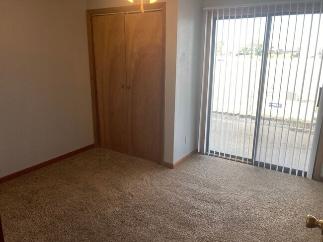 Building Photo - 2 Bed 1 Bath Located behind Hy-Vee in Osag...