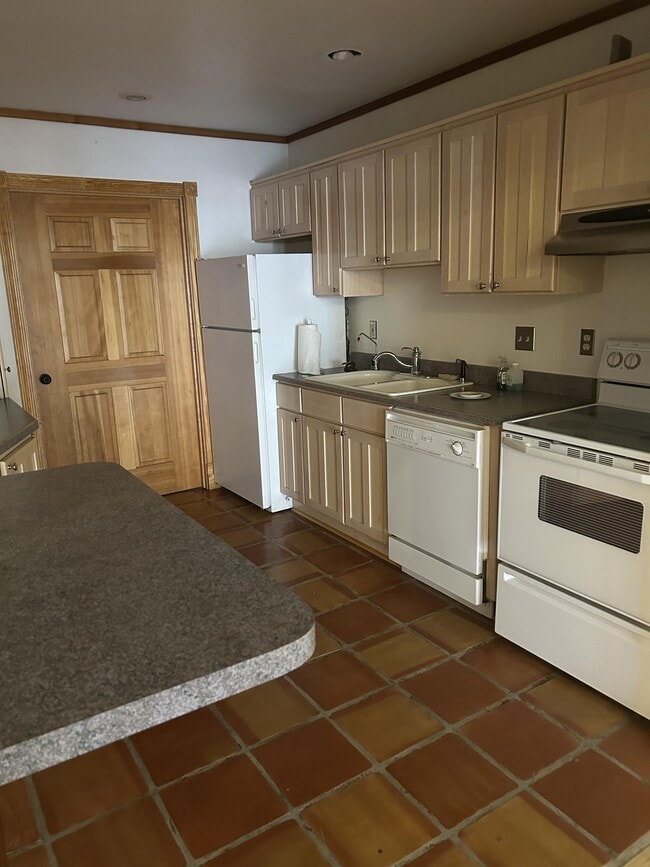 Building Photo - 138 W 1st St