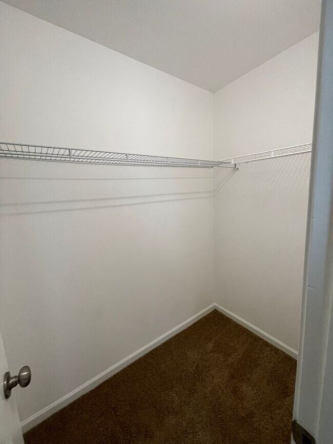 Building Photo - Spacious 4 bedroom, 2 full bath, 2 story town home